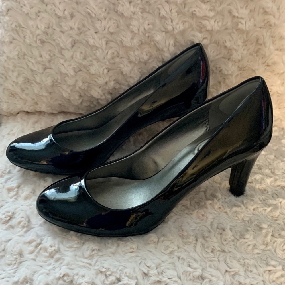 Bandolino black patent leather pumps